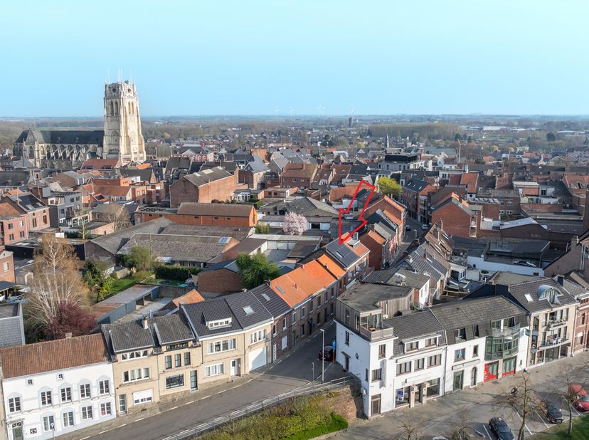 Volledig gerenoveerde woning, ideaal gelegen in Tongeren, op een steenworp van het stadscentrum, in een doodlopende straat, wat rust en stilte garande