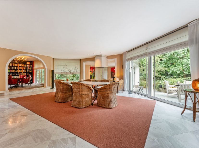 Vaste villa sur un terrain exceptionnellement grand de 4 561 m², située dans le quartier résidentiel recherché de Grote Heide à Pelt. La maison offre