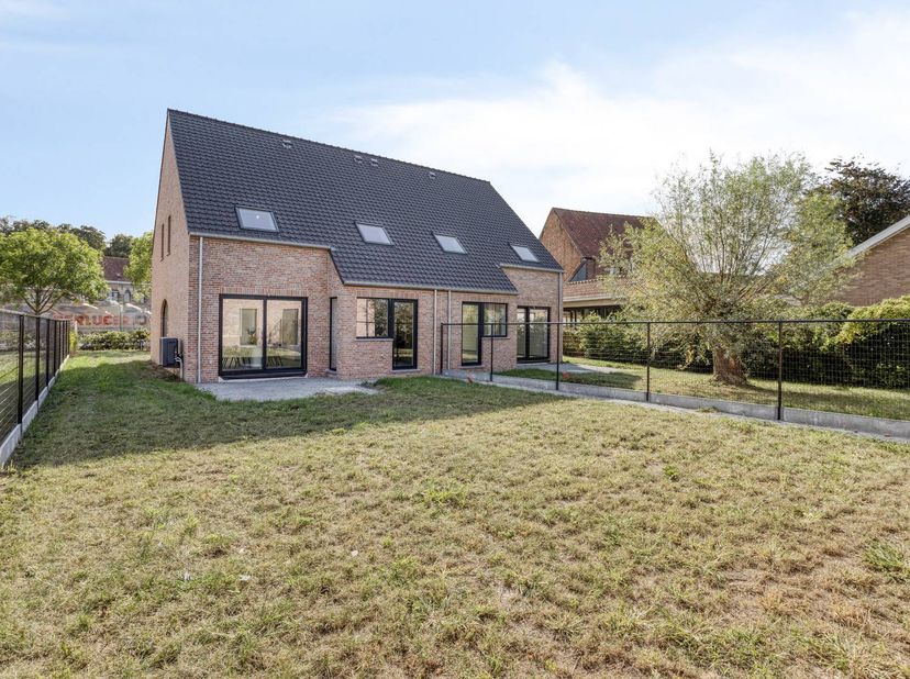 Stijlvol nieuwbouwhuis te koop in Elverdinge met drie slaapkamers, ruime dubbele garage en tuin. Deze halfopen woning is uitermate geschikt voor wie o