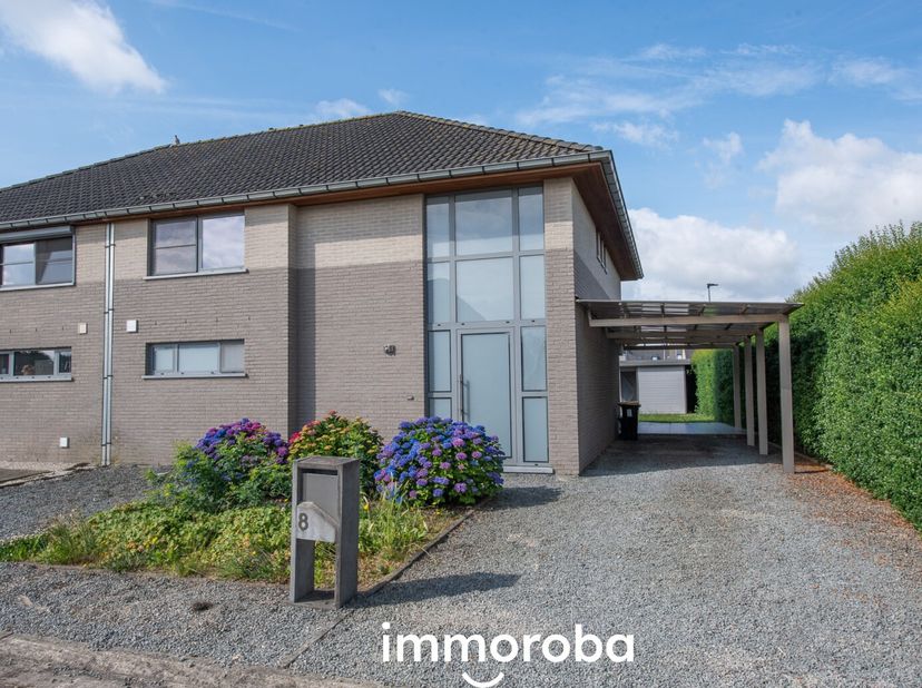Ideaal gelegen, moderne woning met op het gelijkvloers: inkomhal, gastentoilet, ruime en lichtrijke living met open, volledig ingerichte keuken, bergi