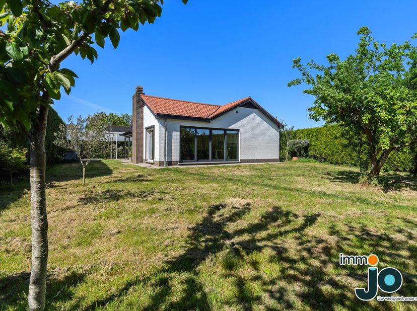 In Oostende, nabij Zandvoorde, bevindt zich deze instapklare modernistische bungalow gelegen in een rustige doodlopende straat. De woning beschikt ove