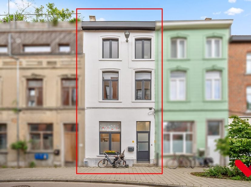 Deze woning bevindt zich op wandel- en fietsafstand van het bruisende stadscentrum, met winkels, scholen, horeca en openbaar vervoer binnen handbereik