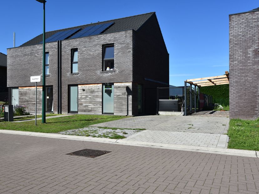 Nieuwbouw woning gelegen vlakbij de N9 Gent-Eeklo en het centrum van Waarschoot. Verder beschikt de woning over drie slaapkamers, staanplaats en afges