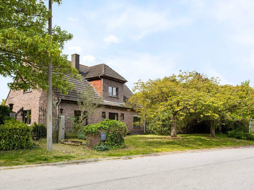 Gelegen in een aangename woonwijk in Oostakker bevindt zich deze ruime, vrijstaande villa op een perceel van 703 m². De woning combineert een degelijk