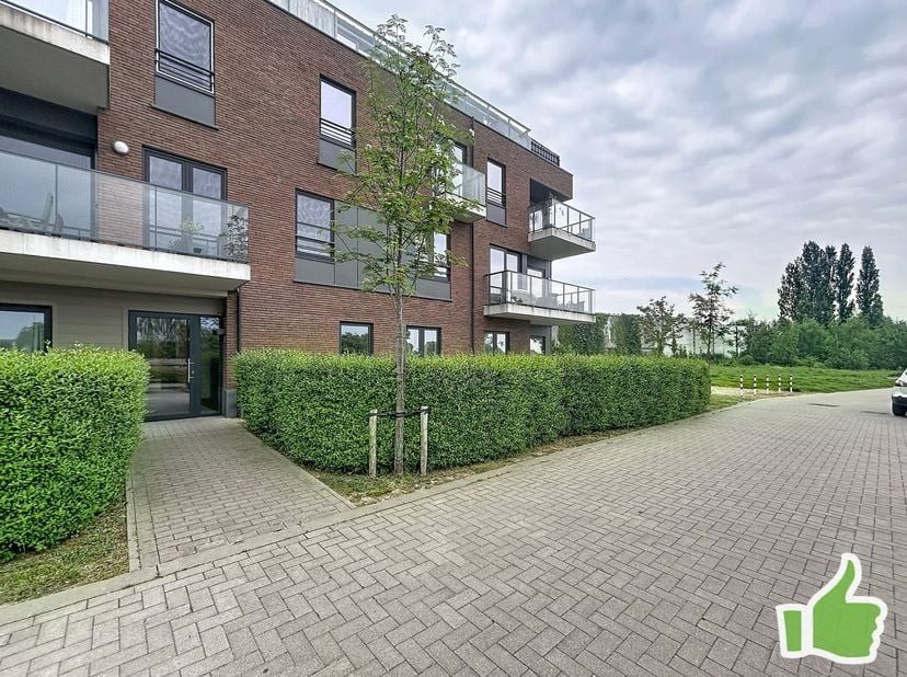 Idéalement situé près du Parc de Mouscron, dans une Résidence récente et sécurisée, cet appartement au rez-de-chaussée vous offre :<br />
<br />
Hal