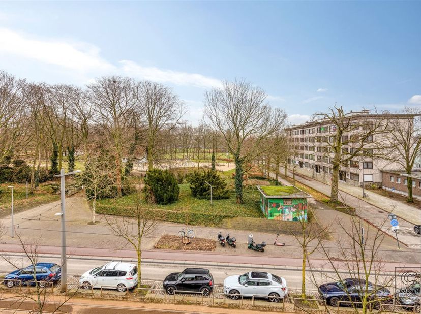 IN OPTIE!!<br />
Ruim, lichtrijk appartement van 124 m² en twee slaapkamers te Antwerpen! U komt binnen via een royale inkomhal met ingemaakte kasten