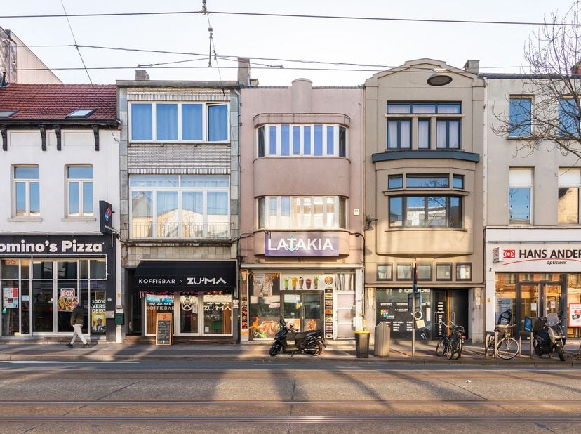 Investeren en wonen in het centrum van Merksem. Dit ruime pand ligt op een interessante locatie in het centrum van Merksem. Je profiteert van een ster