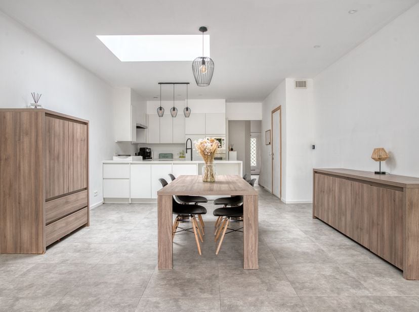 Op zoek naar een instapklare woning die een modern interieur combineert met de technologie van morgen? Deze in 2023 prachtig gerenoveerde woning in de