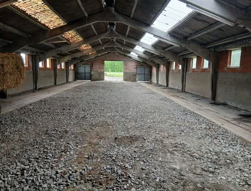                                         Bâtiment d’entreprise à louer à Roucourt, € 700
