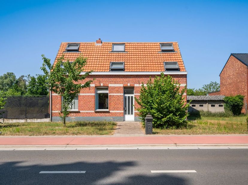 Ontdek deze ruime, op te frisse woning met maar liefst vijf slaapkamers en een veelzijdig bijgebouw van ca. 195 m², ideaal gelegen nabij het centrum v