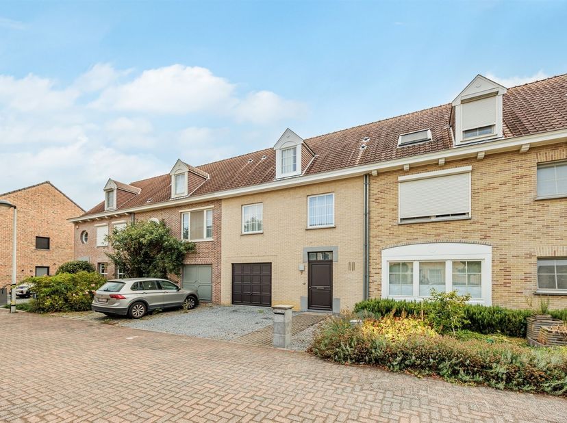 Deze energiezuinige woning met ruime oprit en garage is gelegen in een enorm aangename wijk. In de nabije omgeving vindt u onder meer het gezellige Vl