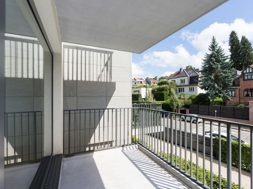 UCCLE, vlakbij het Place Saint-Job met zijn winkels en het Vivier d'Oie. Prachtig APPARTEMENT (2 slaapkamers/2 badkamers) van ± 98 m² met terras. Het