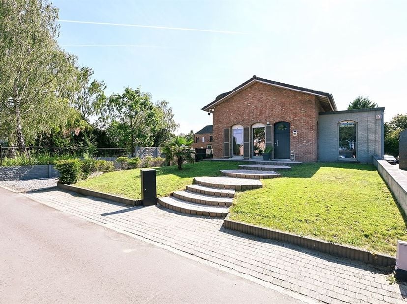 Huis te koop in Hoge Weg 161A,
                    2940 Hoevenen