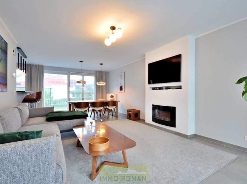 In een verkeersluwe straat nabij de dorpskern van Anzegem vinden we deze&amp;nbsp;recente woning, ideaal gelegen met&amp;nbsp;alle voorzieningen&amp;nbsp;binnen h