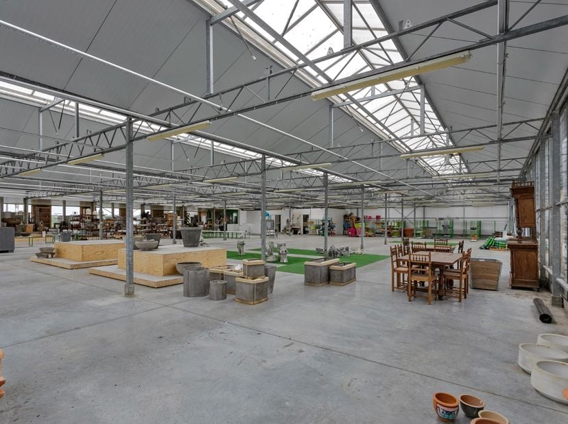 Aan het gehucht 'de Gapaard' te Lo-Reninge, stellen wij u deze bedrijfsgebouwen (winkelpand en serres, beiden uitsluitend voor opslag) met woning&amp;nbsp