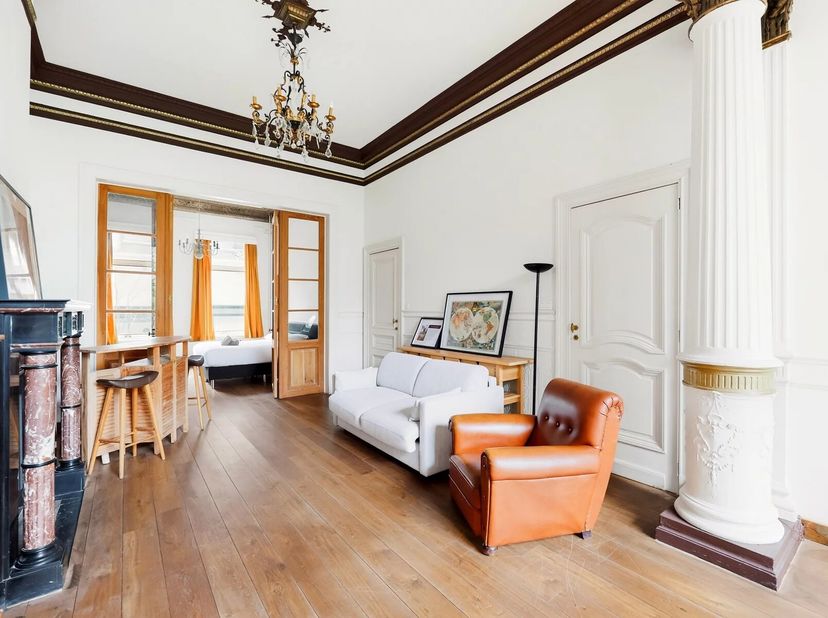 Victoire-Junot stelt voor een prachtig herenhuis uit 1906 van de hand van architect Adrien Ledoux, met +/- 444 m² bewoonbare oppervlakte (volgens EPC)