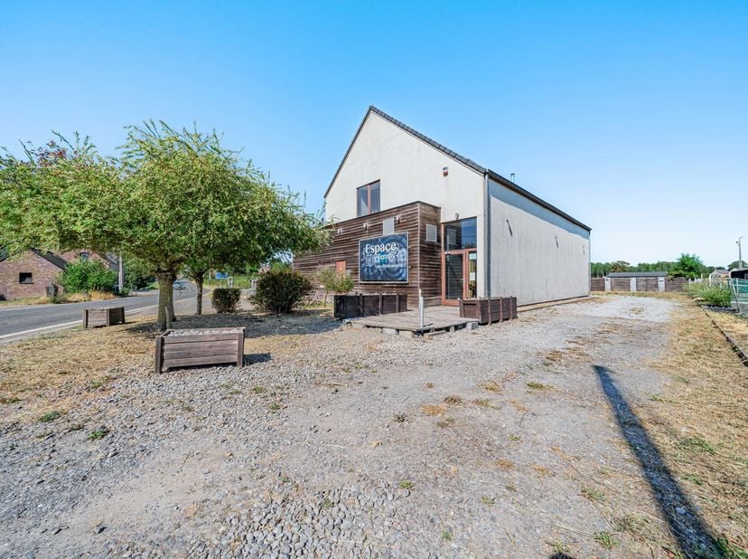 Easy Home vous présente cet immeuble offrant un potentiel incroyable pour divers projets. Parfaitement situé entre le Namurois et le Brabant wallon, c