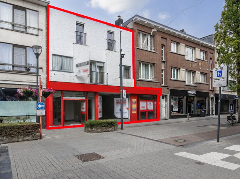 HANDELSPAND MET WOONST -<br />
<br />
Het gelijkvloers bestaat uit twee handelsruimtes. Ze zijn volledig onafhankelijk te gebruiken doordat ze beschik