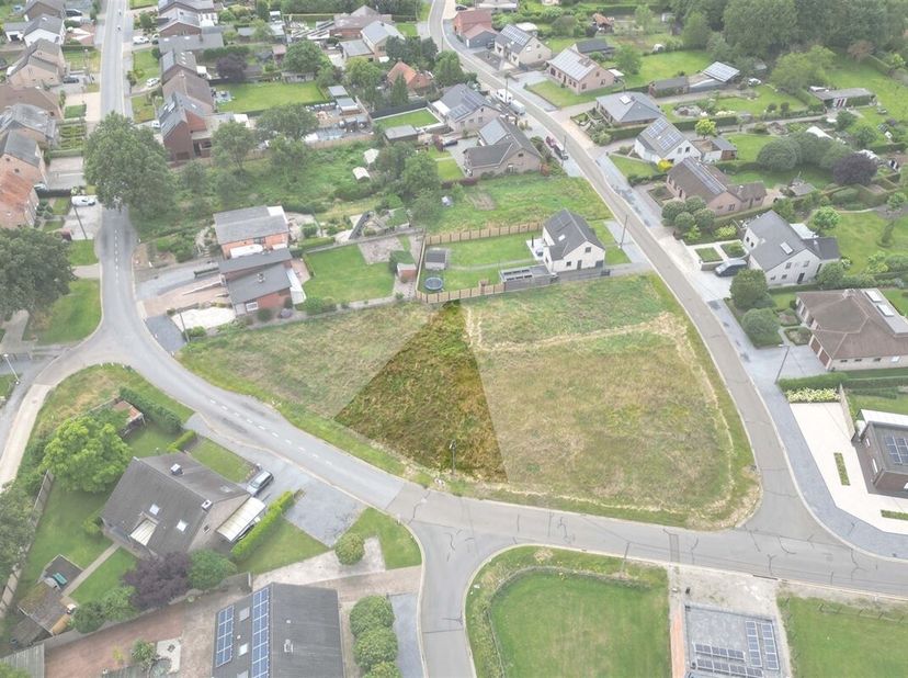 Rustig gelegen bouwgrond voor open bebouwing van 5a 96ca<br />
Omgeving:<br />
+ Groen en centraal gelegen<br />
+ Vlakbij het natuurreservaat Vallei