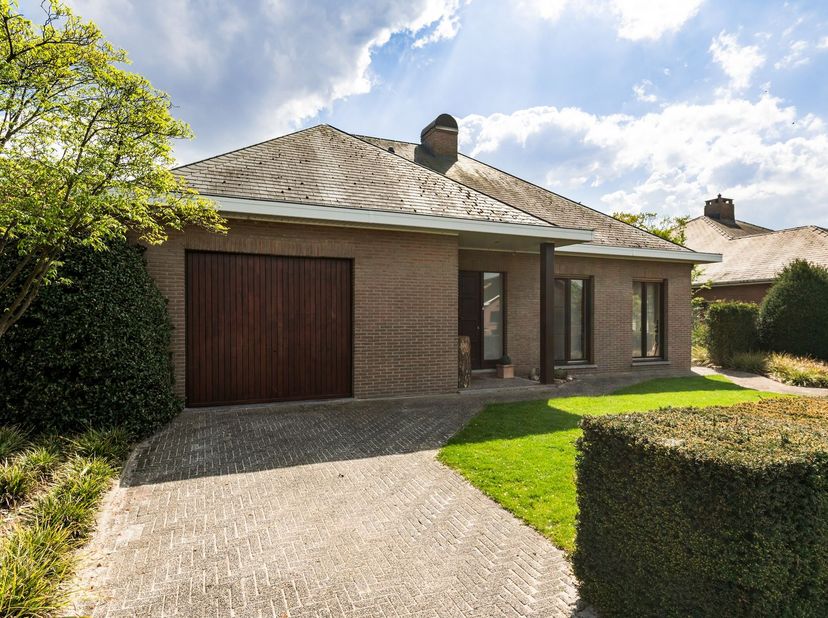 Zeer goed onderhouden laagbouwwoning, deels gerenoveerd op een kavel van +/- 760 m².  Goede bereikbaarheid en gelegen in een doodlopende straat.<br />