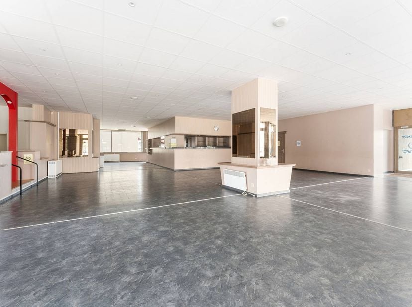 Uniek investeringsproject aan zee – Groothandelspand met vergunningspotentieel voor appartementen<br />
<br />
Ontdek dit uitzonderlijke vastgoedproje