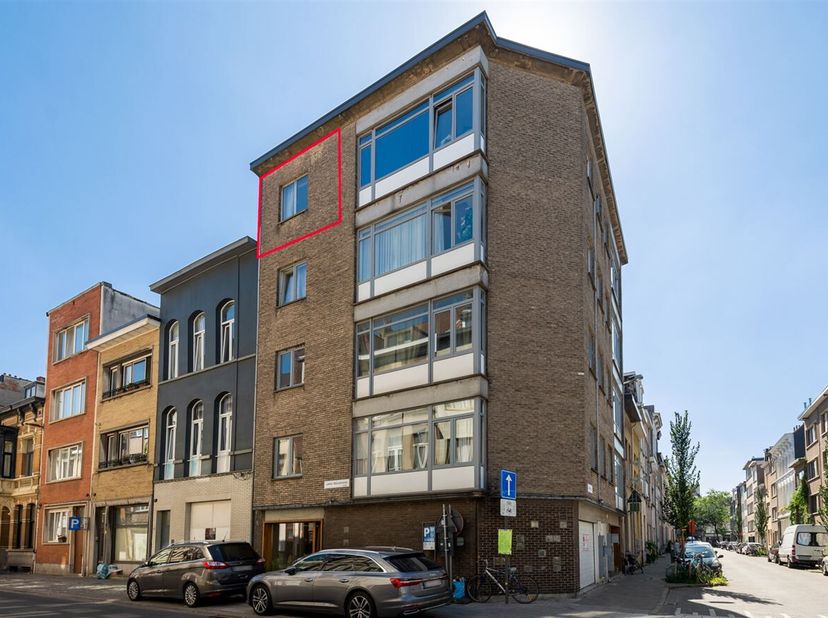 Gunstig gelegen studio nabij station Antwerpen-Centraal<br />
Locatie: Deze gunstig gelegen studio staat te koop in de Greinstraat op de hoek met de L