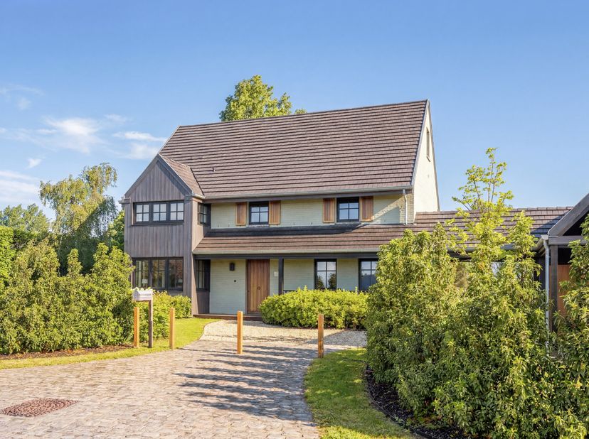 Deze hoogwaardig afgewerkte nieuwbouwwoning, te koop onder het gunstige stelsel van registratierechten, ligt op een uitstekend bereikbare en toch zeer