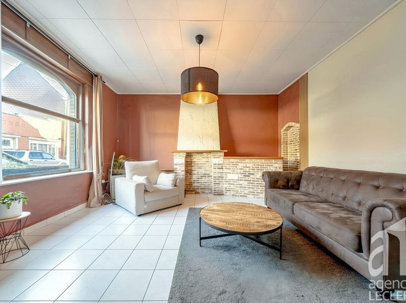 L'agence Leclercq vous propose cette maison lumineuse et fonctionnelle, avec cour et accès pratique par la rue arrière, idéale pour une famille ou un