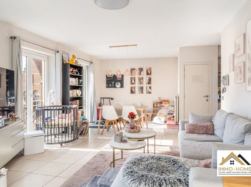 Ben je op zoek naar een duplex dakappartement vlakbij het centrum van Lokeren ? Dan is dit allicht je kans ! Via zowel lift als trap kom je tot in je