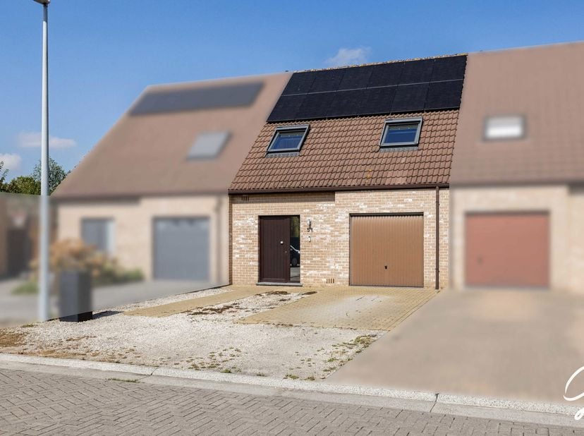 TE KOOP in Deinze<br />
In een rustige, doodlopende straat, vlak bij winkels, scholen en het station, bevindt zich deze uitstekende en energiezuinige
