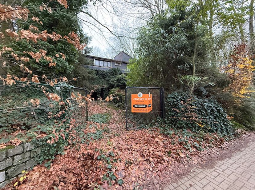 Deze woning, gelegen in de rustige en groene omgeving van Heikant in Rotselaar, bevindt zich in af te breken staat maar biedt een uitstekende kans voo