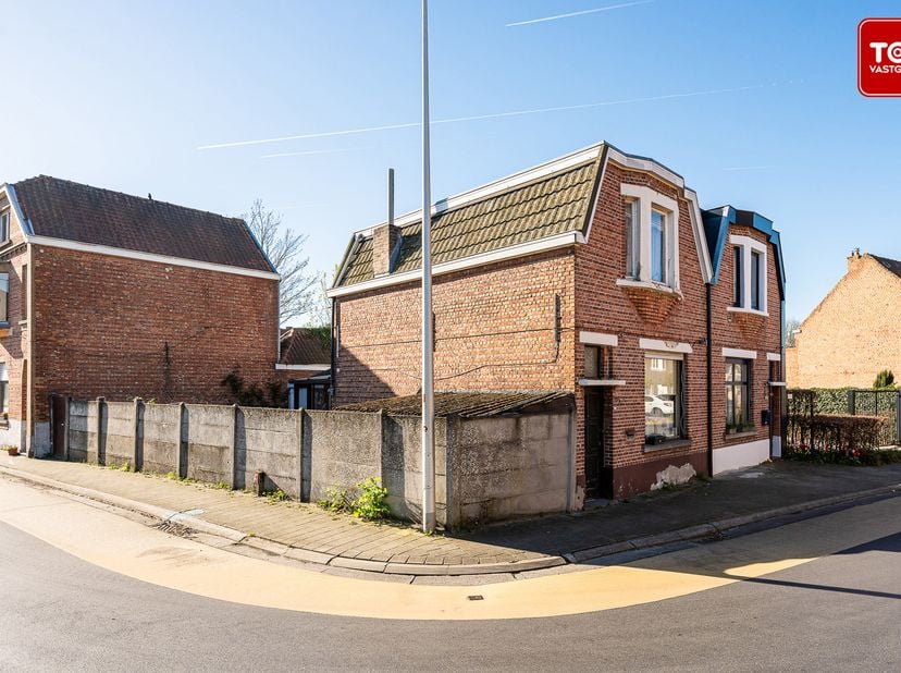 Op zoek naar een woning met potentieel op een uitstekende ligging? Deze centraal gelegen woning biedt tal van mogelijkheden voor zowel eigen bewoning