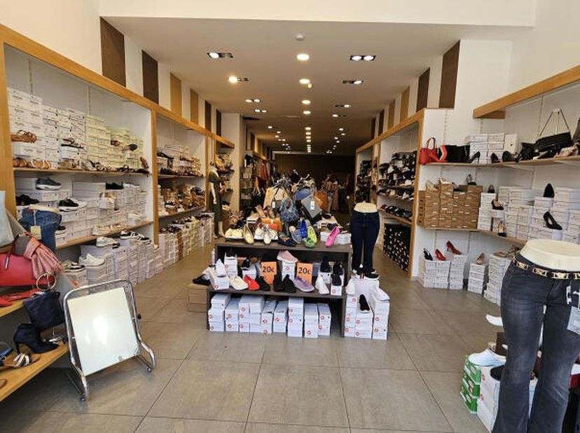 Uccle, à proximité du Parvis Saint-Pierre, des commerces et transports en commun, Chaussée d'Alsemberg 809, magnifique espace commercial de +/- 210m²