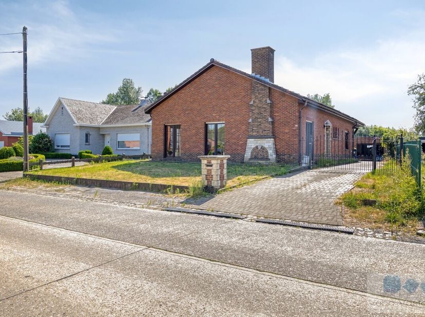 Op een uitstekende locatie te Itegem bevindt zich deze laagbouwwoning op gunstig perceel van 1566 m².<br />
Ideaal gelegen qua woon- werkverkeer met v