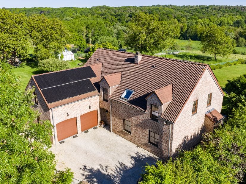 Genappe, Thy, Prachtige VILLA (6 slaapkamers/2 badkamers) in zeer goede staat, met royale ruimtes en een aangename lichtinval. Perceel van 18 a 36 ca,