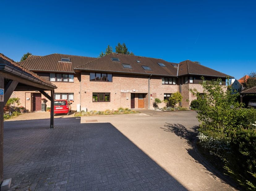 Wezembeek-Oppem, située dans un petit lotissement au calme, agréable maison unifamiliale offrant +/-220m² habitables ( 5ch/ 2 salles d'eau) + 2 emplac