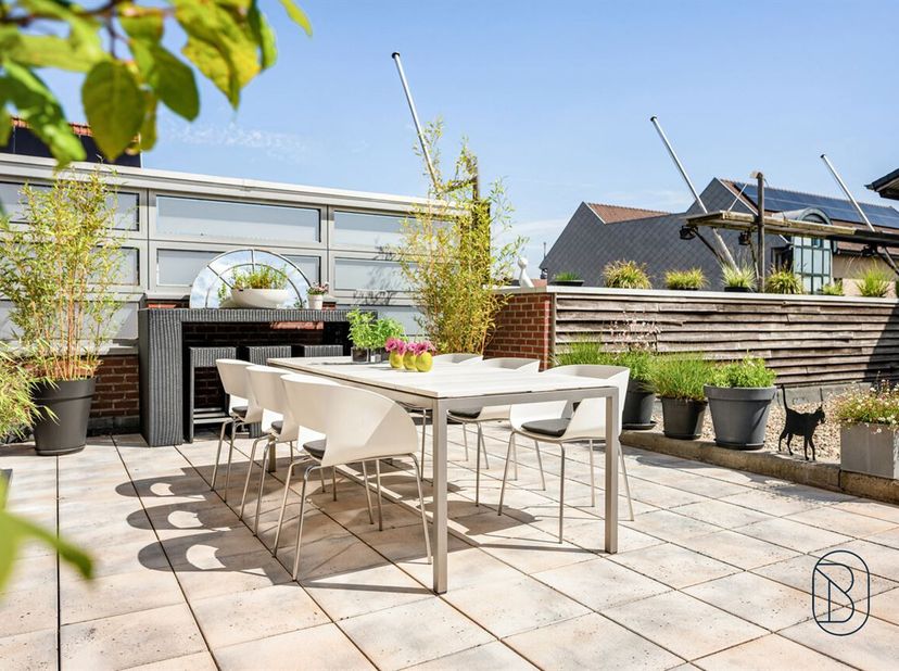 Bienvenue dans cette propriété moderne située au coeur de Renaix ! Cette impressionnante demeure de 260 m² offre tout ce dont vous rêvez pour une vie