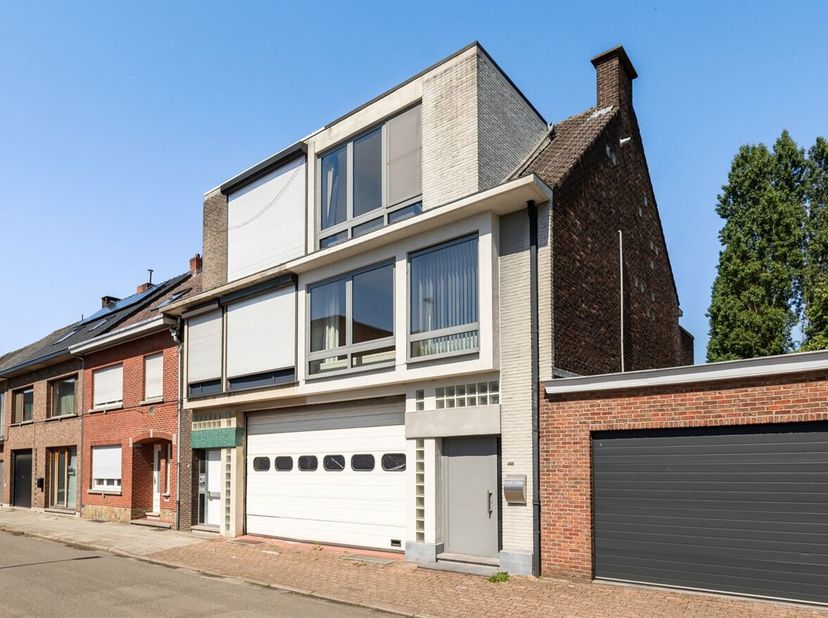 Ruim duplex-appartement met 2 slaapkamers op een toplocatie in Herentals!<br />
Het appartement dateert van 1968 en dient gerenoveerd te worden om te