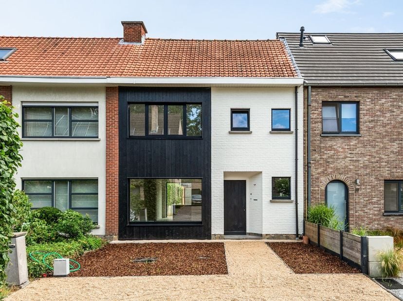 C'est dans la Fazantweg, une impasse paisible de Lier, que se trouve cette maison familiale entièrement rénovée, qui offre le confort d'une maison neu