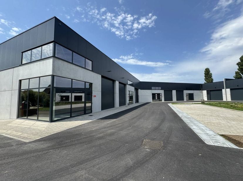 Le bâtiment multi-entreprises De Rick propose un espace de travail moderne sur l'ancien site de Sega-Meat au Ricksteenweg 23B. Le parc comprend 14 uni