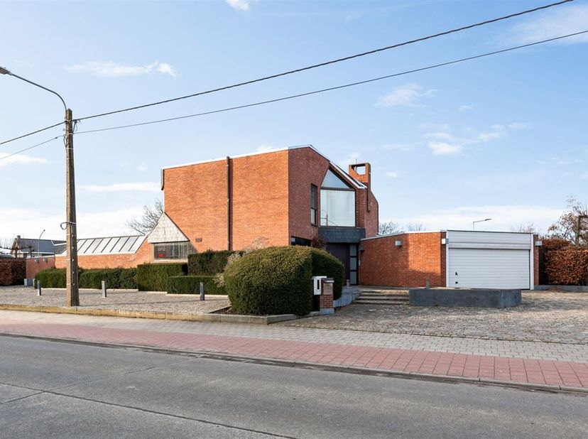 Ruime woonst met praktijkruimte op 16a14ca vlakbij het centrum van Herenthout<br />
Deze ruime woning met een bewoonbare opp. van 501m² biedt omwille