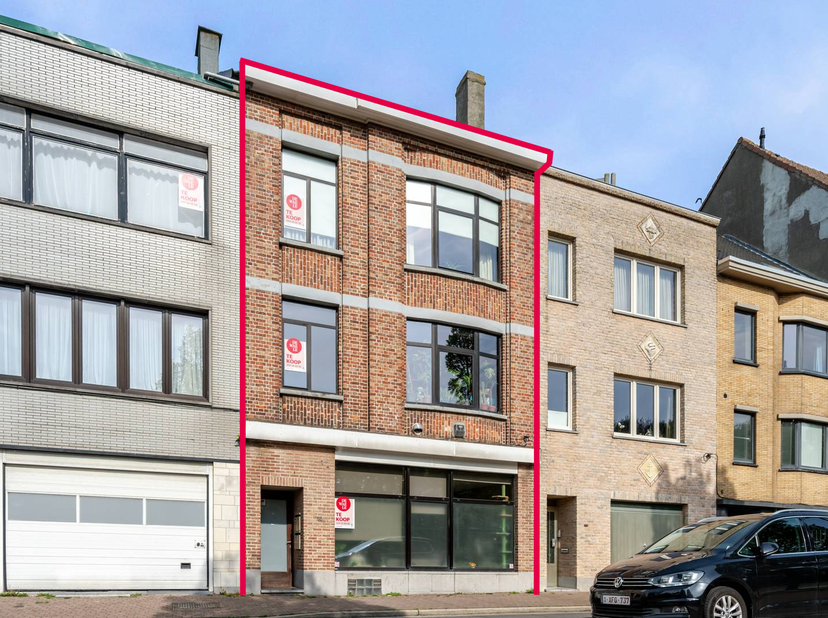 Ontdek dit interessante opbrengsteigendom te koop, rustig gelegen langs de Dokter Eduard Moreauxlaan te Oostende. Het gebouw omvat vier verhuurde en v