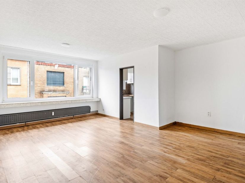 Het appartement bevindt zich op de tweede verdieping van een kleinschalig gebouw zonder lift in de Van Duyststraat te Deurne. Gelegen op een centrale