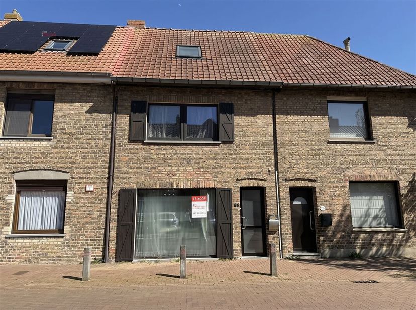 Ontdek deze instapklare en verrassend ruime woning, ideaal gelegen met een praktische uitweg achteraan voor fietsen, die uitgeeft op een gemeenschappe