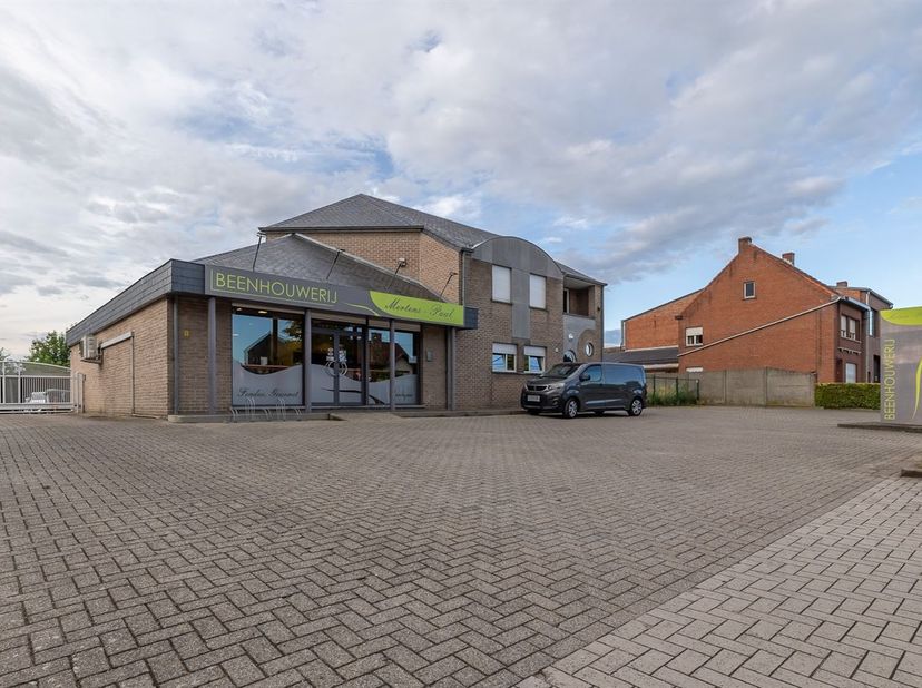 Handelszaak met ruime gezinswoning op commerciële zichtlocatie<br />
<br />
. Op een uitstekend zichtbare locatie langs de Mannenberg vindt u dit veel
