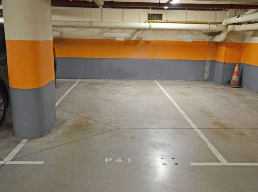 Deze ondergrondse autostaanplaats is gelegen op de -1 van 'Residentie Royale' op het Leopoldplein te Hasselt. <br />
Op wandelafstand van het centrum