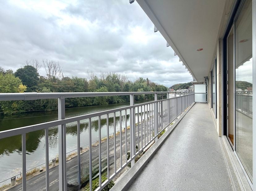 NAMUR – En bord de Meuse, à côté de l'église de La Plante, bel APPARTEMENT avec ascenseur (2CH/1SDD) sis au 2ème étage d’une belle résidence très bien