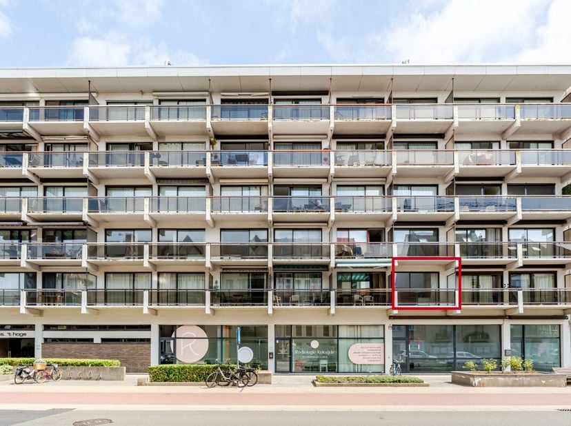 Appartement idéalement situé au centre de Koksijde avec terrasse bien orientée. Ce studio chaleureux situé au centre de Koksijde bénéficie dun agencem
