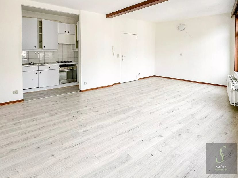 A deux pas de la Grand Place de Binche, appartement à louer une chambre au 2ème étage d'un immeuble de 4 appartements.<br />
Composition : grand hall