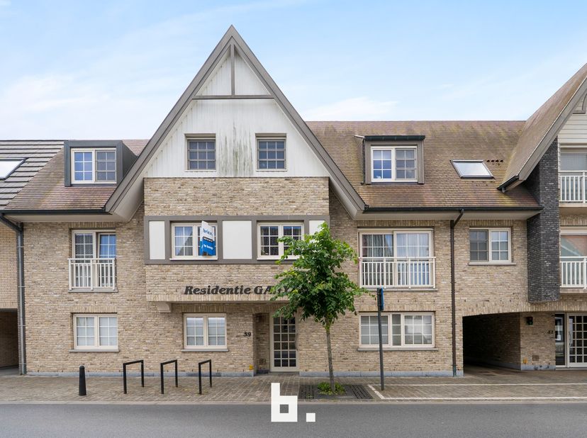 Dit energiezuinig, lichtrijke appartement is gelegen in het centrum van Jabbeke, dichtbij alle faciliteiten. Het appartement biedt een ideale combinat